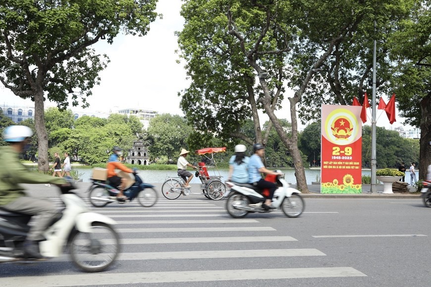 Hanoi adorned with national flags and flowers to celebrate 77th National Day