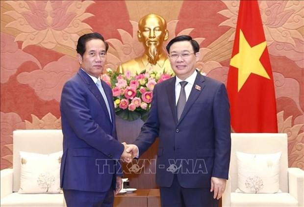 NA Chairman Vuong Dinh Hue (R) receives Governor of Cambodia’s Phnom Penh Khuong Sreng. (Source:VNA)
