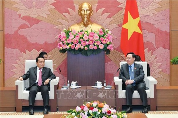 National Assembly NA Chairman Vuong Dinh Hue (right) and President of the State Audit Authority of Laos Viengthavisone Thephachanh. (Source: VNA)