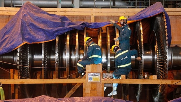 Workers install a turbine of the Song Hau 1 thermal power plant. (Source: petrovietnam.petrotimes.vn)