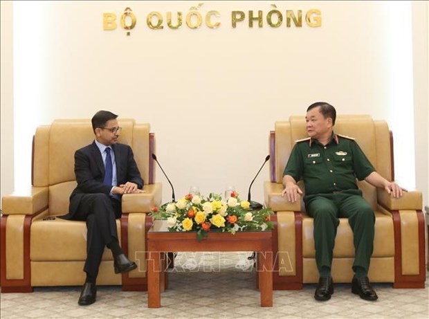 Deputy Defence Minister Sen. Lt. Gen. Hoang Xuan Chien (R) meets with Indian Ambassador Pranay Verma on September 20. (Source: VNA)