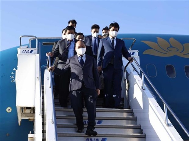 President Nguyen Xuan Phuc and a high-ranking Party and State delegation arrived in Tokyo on September 25 afternoon. (Source: VNA)
