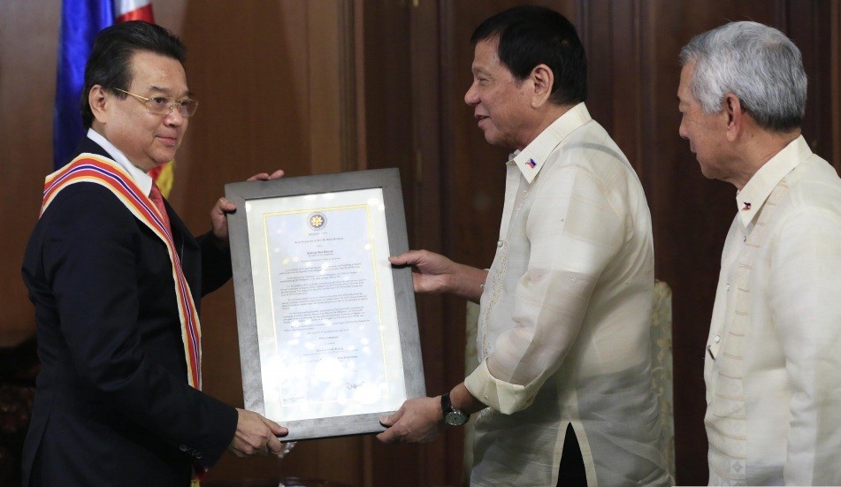 Tổng thống Philippines Rodrigo Duterte trao tặng Huân chương Sikatuna hạng Vàng cho Đại sứ Trương Triều Dương, ngày 10/1/2017. (Ảnh: NVCC)