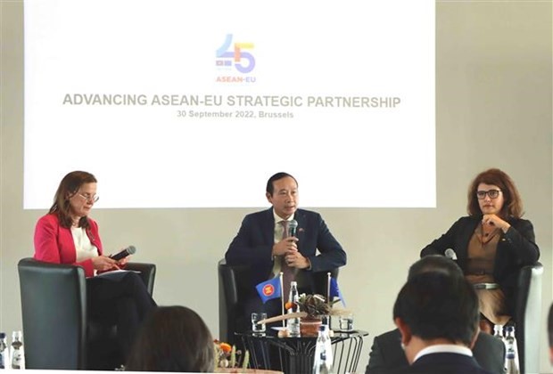 Vietnamese Ambassador to Belgium and Head of the Vietnam’s Delegation to the EU Nguyen Van Thao (centre) speaks at the event. (Source: VNA)