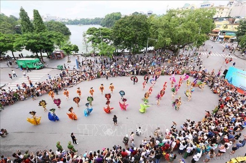 Cultural and artistic activities at the walking space around Hoan Kiem Lake, Hanoi. (File photo: VNA)
