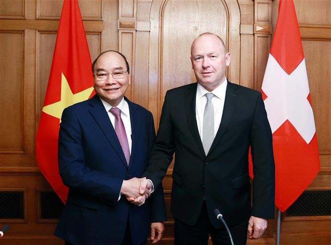 Vietnamese President Nguyen Xuan Phuc (L) on November 26 met President of the Swiss National Council Andreas Aebi as part of his  official visit to Switzerland. (Photo: VNA)
