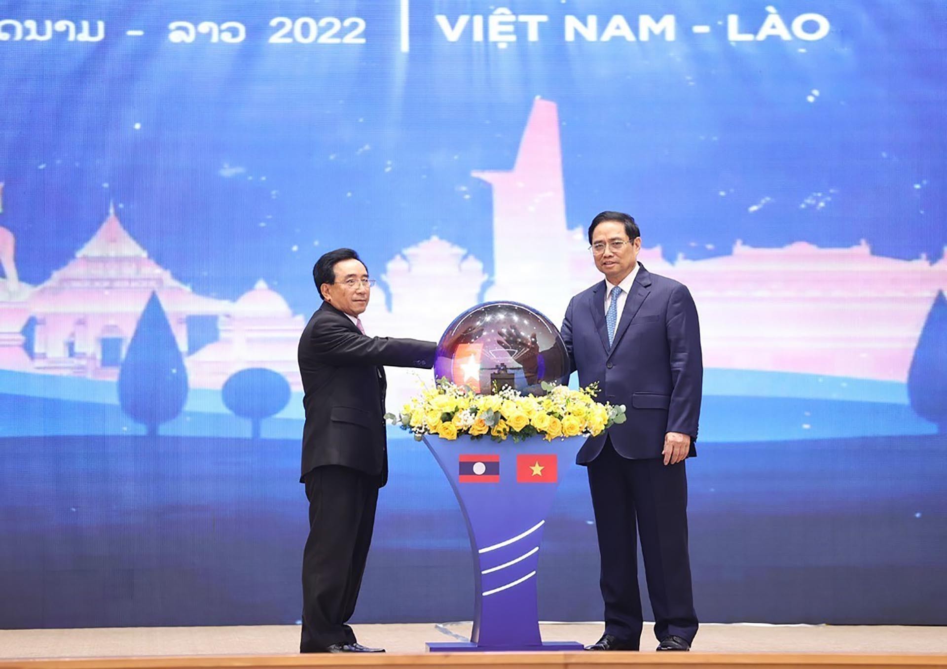 Thủ tướng Phạm Minh Chính và Thủ tướng Lào Phankham Viphavanh thực hiện nghi lễ phát động Năm Đoàn kết Hữu nghị Việt Nam - Lào, Lào - Việt Nam 2022. (Nguồn: TTXVN)
