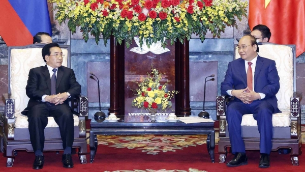 State President Nguyen Xuan Phuc hosts visiting Lao Prime Minister Phankham Viphavanh