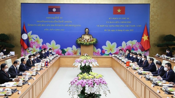 Vietnamese, Lao Prime Ministers meet business communities