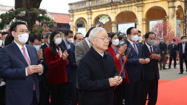 Top leader Nguyen Phu Trong offers incense to late Kings, martyrs at imperial citadel