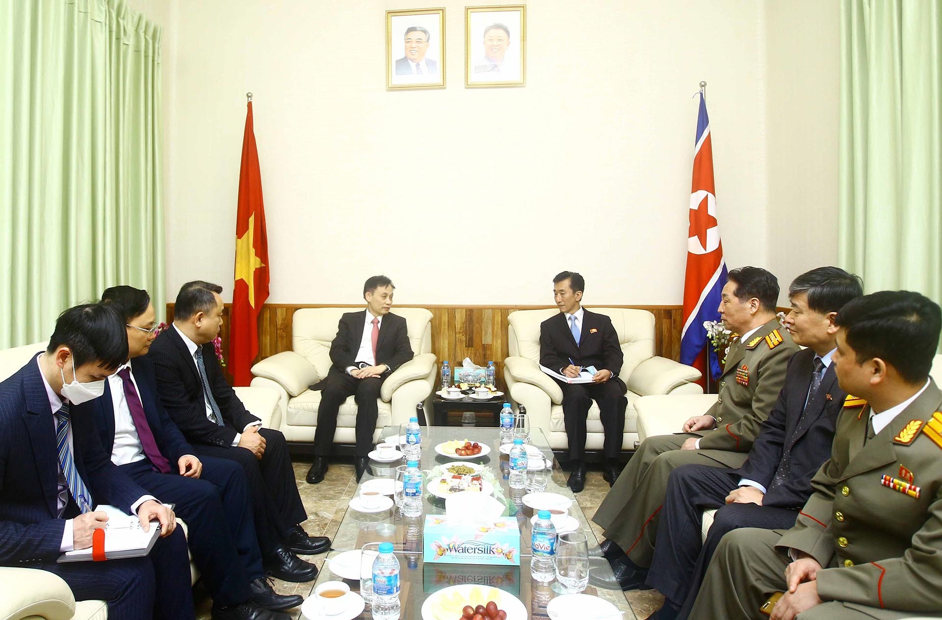 Trưởng Ban Đối ngoại Trung ương Lê Hoài Trung đến thăm Đại sứ quán Triều Tiên. (Nguồn: TTXVN)