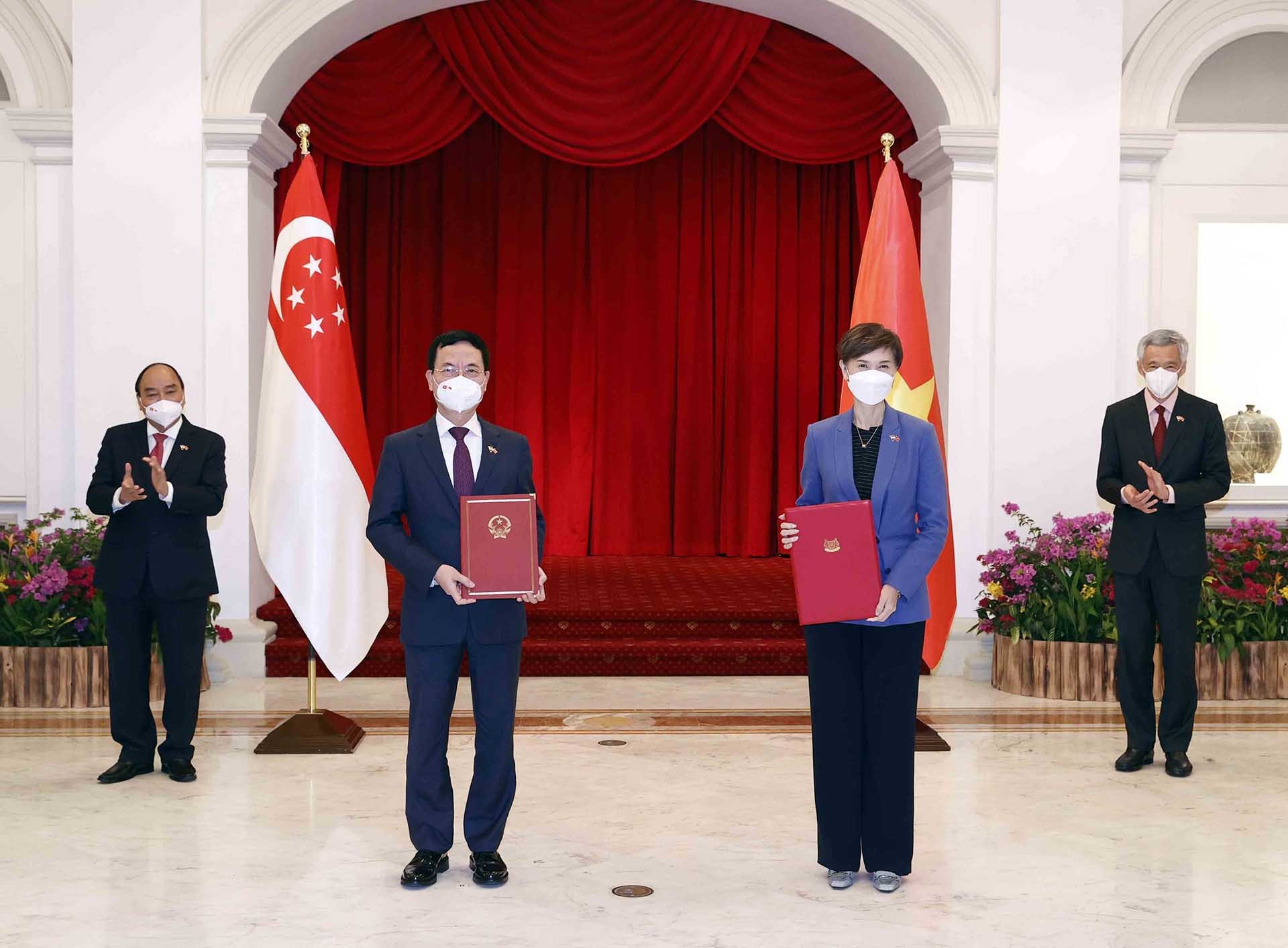 Chủ tịch nước Nguyễn Xuân Phúc và Thủ tướng Singapore Lý Hiển Long chứng kiến Lễ trao đổi thoả thuận hợp tác giữa 2 nước. (Nguồn: TTXVN)