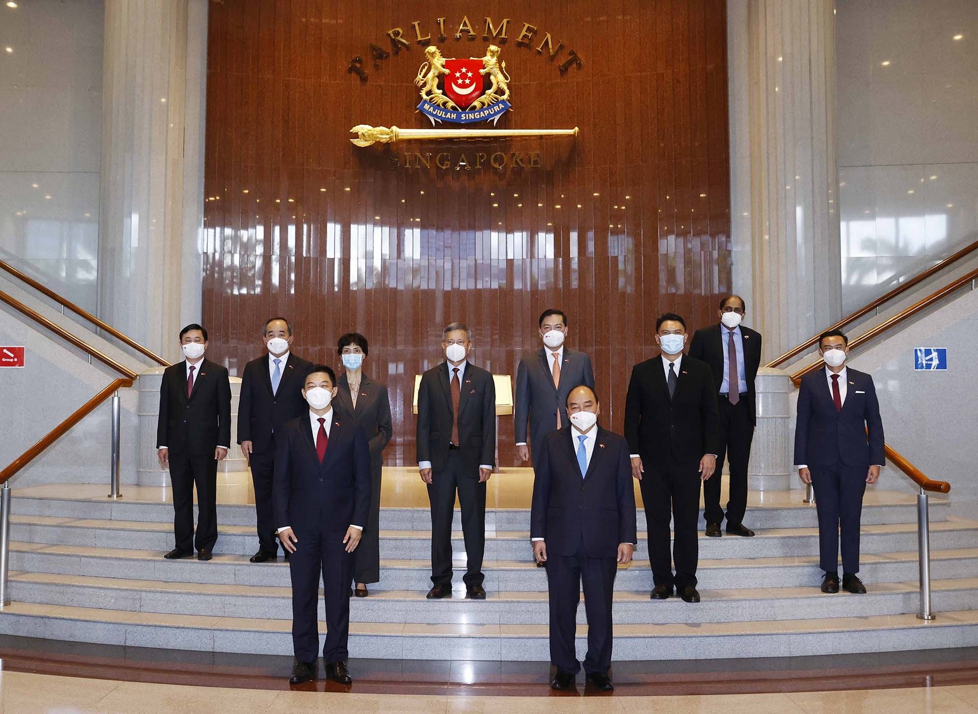 Chủ tịch nước Nguyễn Xuân Phúc và Chủ tịch Quốc hội Singapore Tan Chuan-Jin cùng các đại biểu chụp ảnh chung tại Toà Nhà Quốc hội Singapore. (Nguồn: TTXVN)
