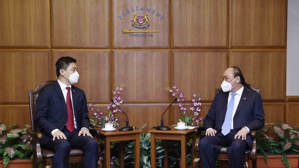 President Nguyen Xuan Phuc meets Speaker of Singaporean Parliament