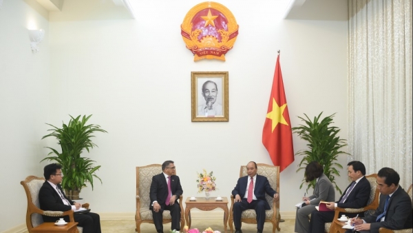 Prime Minister Nguyen Xuan Phuc receives Philippine Ambassador Meynardo Los Banos Montealegre