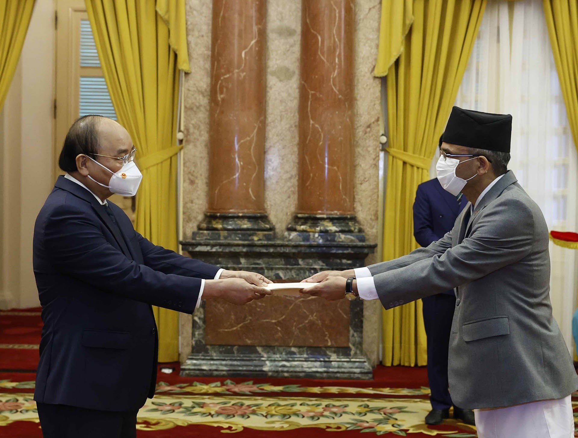 Chủ tịch nước Nguyễn Xuân Phúc nhận Quốc thư của Đại sứ Nepal Ganesh Prasad Dhakal. (Nguồn: TTXVN)
