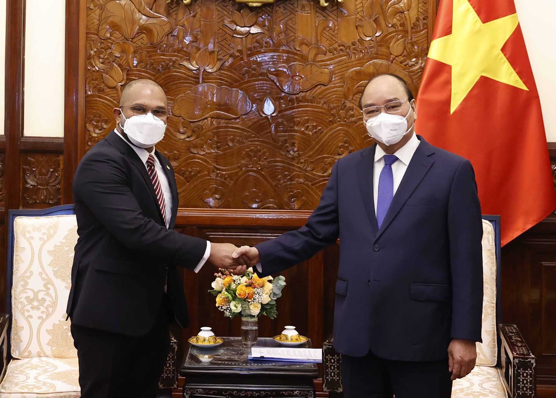 Chủ tịch nước Nguyễn Xuân Phúc chụp ảnh chung với Đại sứ Maldives Mohamed Jinah. (Nguồn: TTXVN)