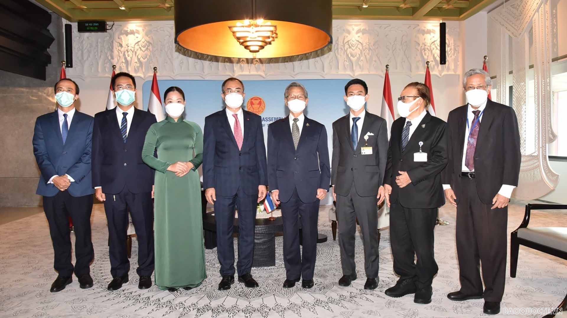 Đại sứ Phan Chí Thành và cán bộ Đại sứ quán chụp ảnh chung với Chủ tịch Quốc hội Thái Lan Chuan Leekpai và các nghị sĩ Quốc hội.