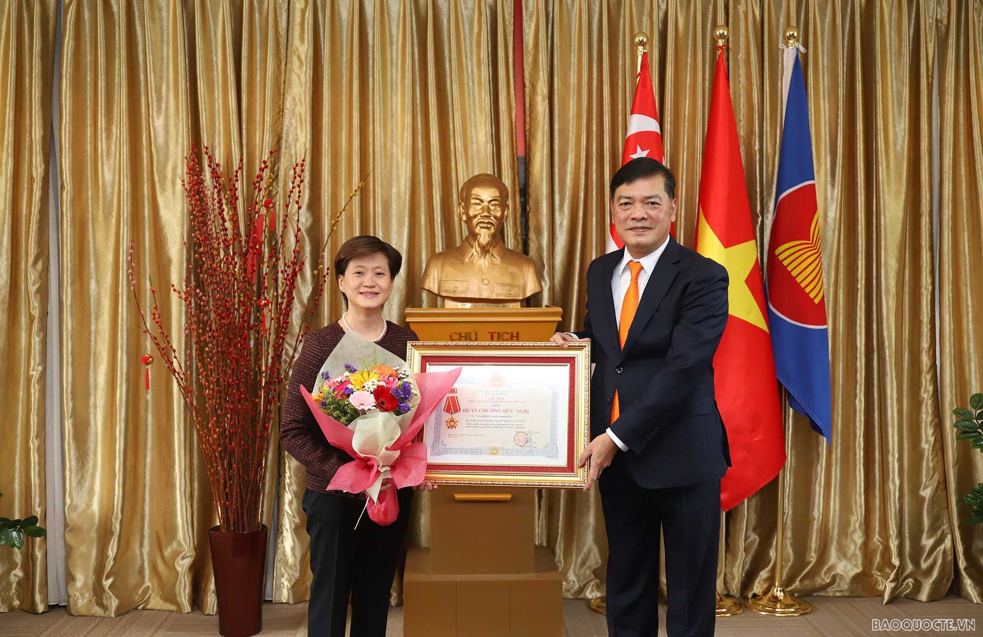 Đại sứ Mai Phước Dũng trao Huân chương Hữu nghị và Kỷ niệm chương 'Vì hòa bình, hữu nghị giữa các dân tộc' cho bà Catherine, cựu Đại sứ Singapore tại Việt Nam.