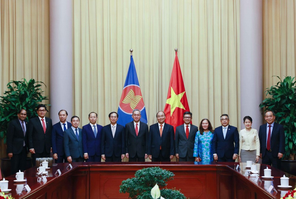 Chủ tịch nước Nguyễn Xuân Phúc với Đại sứ, Đại biện các nước thành viên ASEAN.