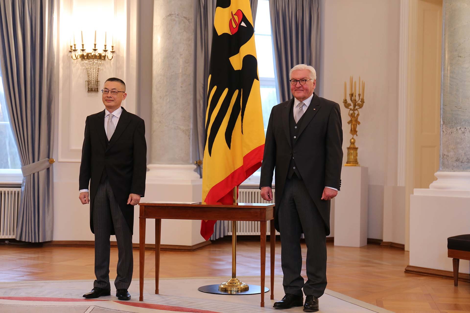 Đại sứ Vũ Quang Minh (trái) và Tổng thống Đức Frank-Walter Steinmeier tại Lễ trình Thư ủy nhiệm. (Nguồn: TTXVN)