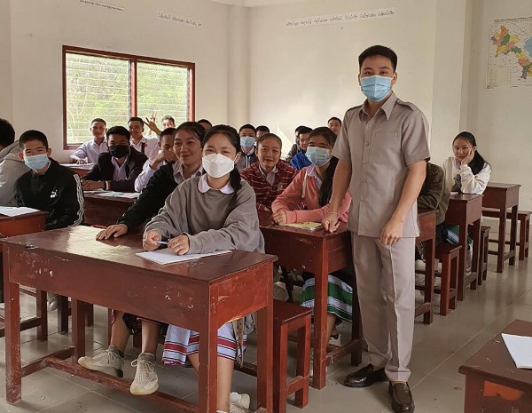 Vietnamese teacher devotes to teaching in Lao mountainous area