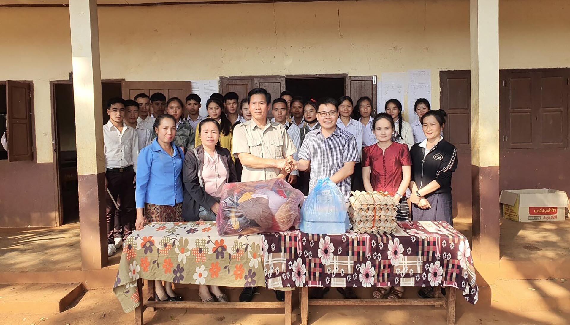 Thầy Ngọc với hoạt động thiện nguyện giúp học sinh và người dân Lào.
