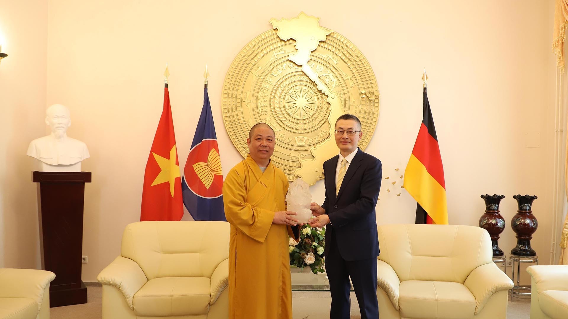 Buddhist Sangha visits the Vietnamese Embassy in Germany
