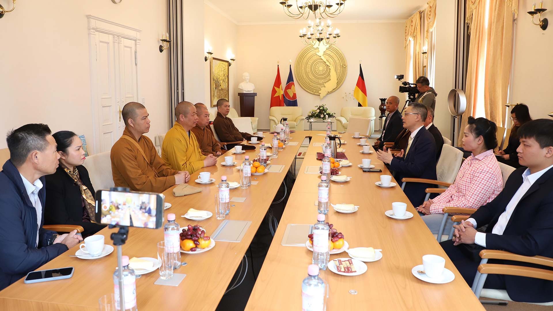 Quang cảnh buổi làm việc của Đoàn Giáo hội Phật giáo Việt Nam tại trụ sở Đại sứ quán Việt Nam tại Đức. (Nguồn: TTXVN)