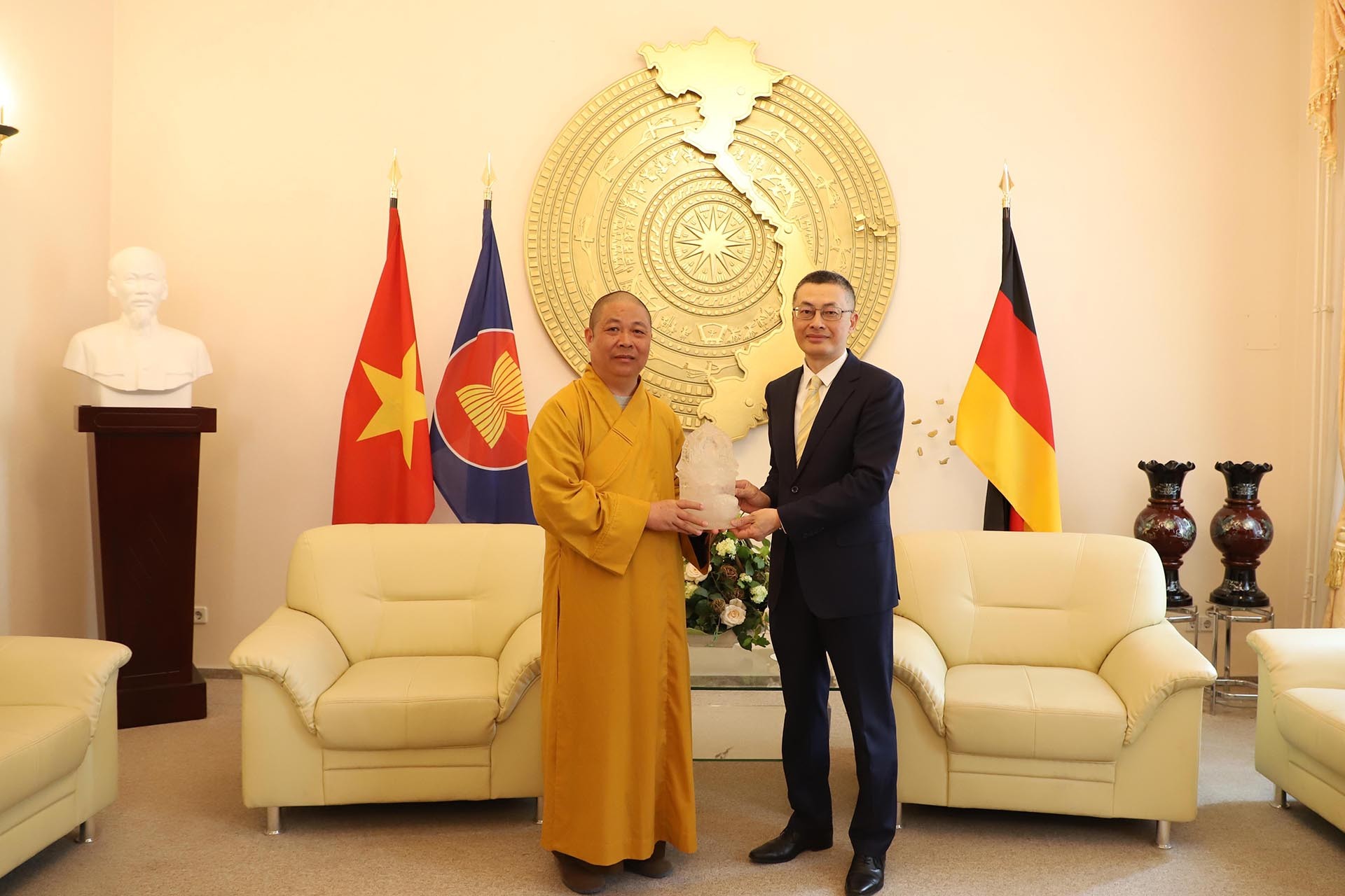 Thượng tọa Thích Thọ Lạc (trái) tặng bức tượng Phật cho Đại sứ Vũ Quang Minh. (Nguồn: TTXVN)