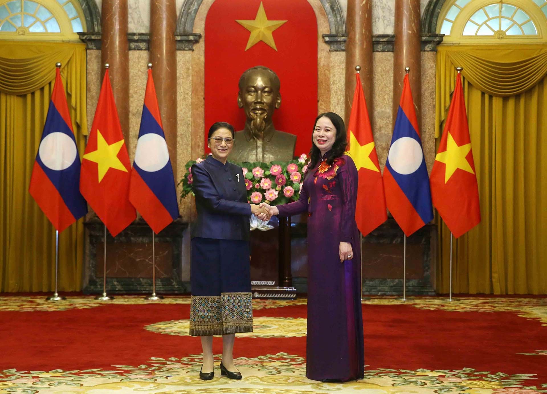 Phó Chủ tịch nước Võ Thị Ánh Xuân và Phó Chủ tịch nước CHDCND Lào Pany Yathotou tại lễ đón. (Nguồn: TTXVN)