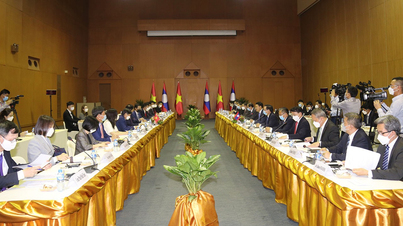 Bộ trưởng Ngoại giao Bùi Thanh Sơn và Bộ trưởng Ngoại giao Lào Saleumsay Kommasith đồng chủ trì họp Tham vấn cấp Bộ trưởng Ngoại giao Việt Nam-Lào lần thứ 9.