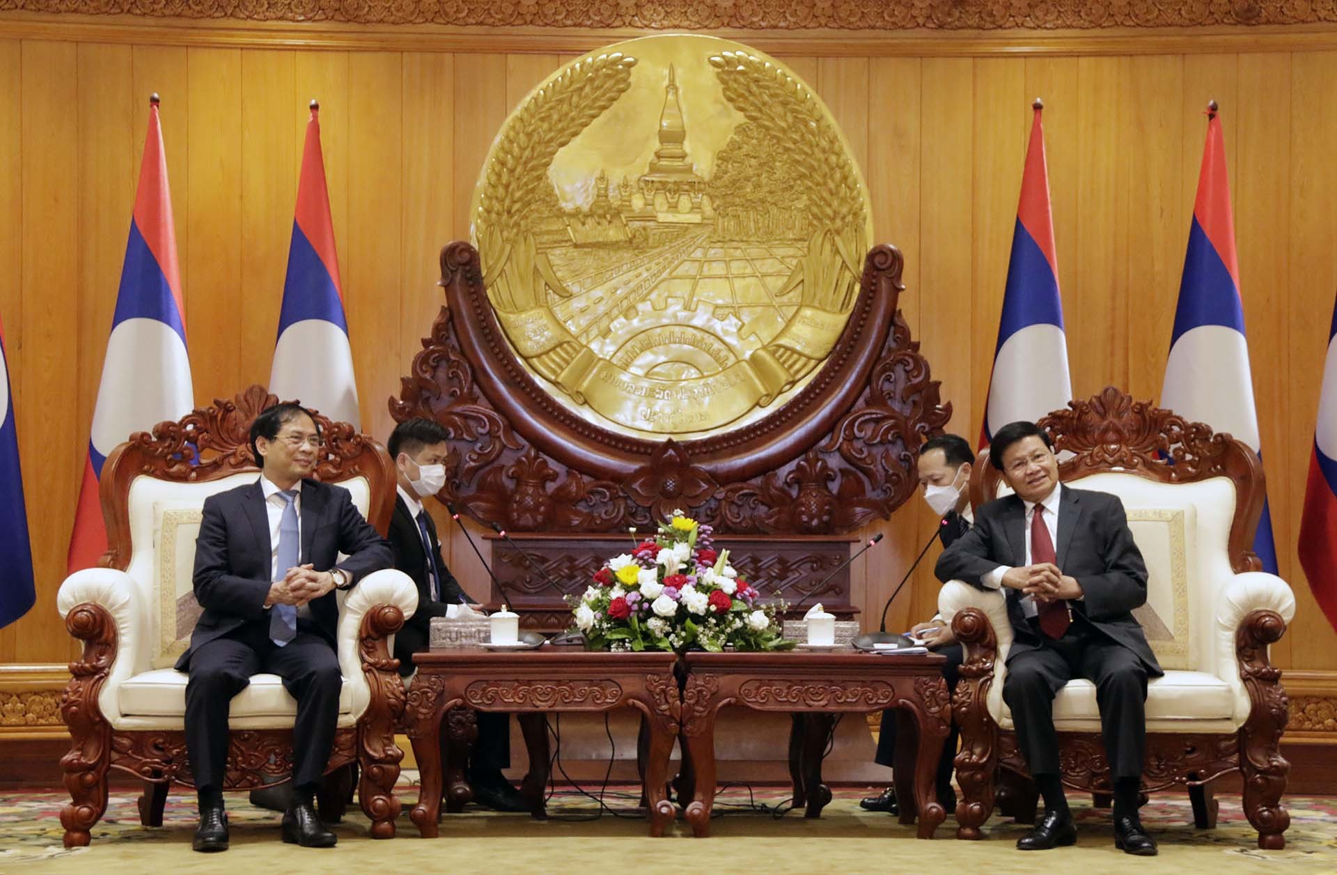 Bộ trưởng Ngoại giao Bùi Thanh Sơn chào Tổng Bí thư, Chủ tịch nước Lào Thongloun Sisulith.