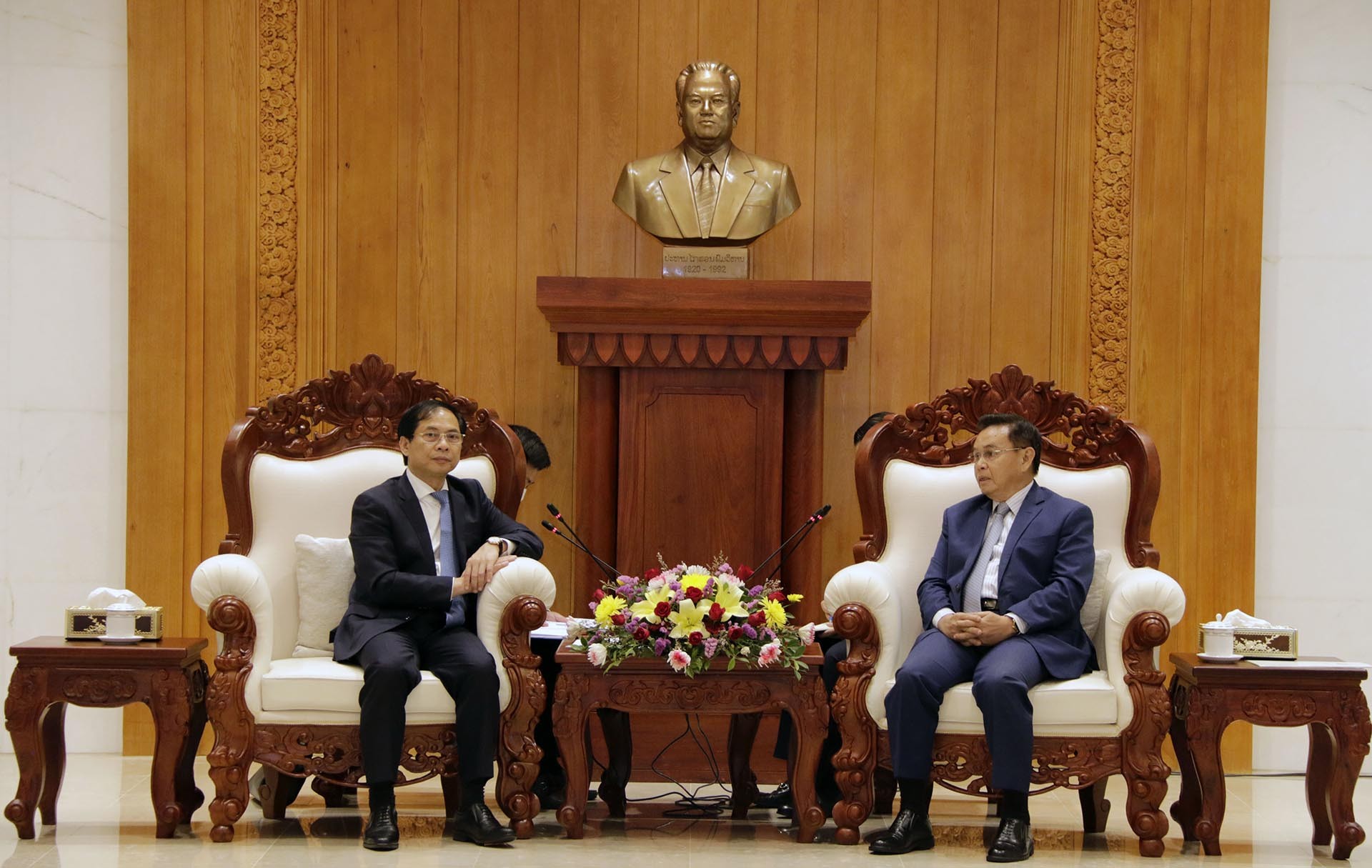 Lao leaders affirm giving priority to strengthening friendship, solidarity, cooperation with Viet Nam