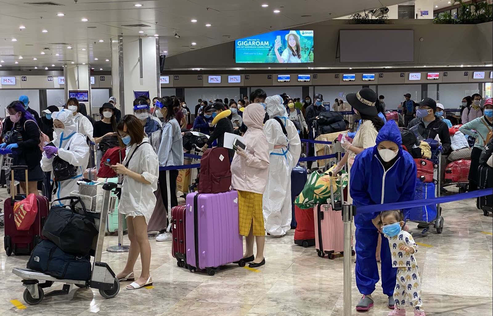 Nearly 200 Vietnamese citizens return home from Philippines