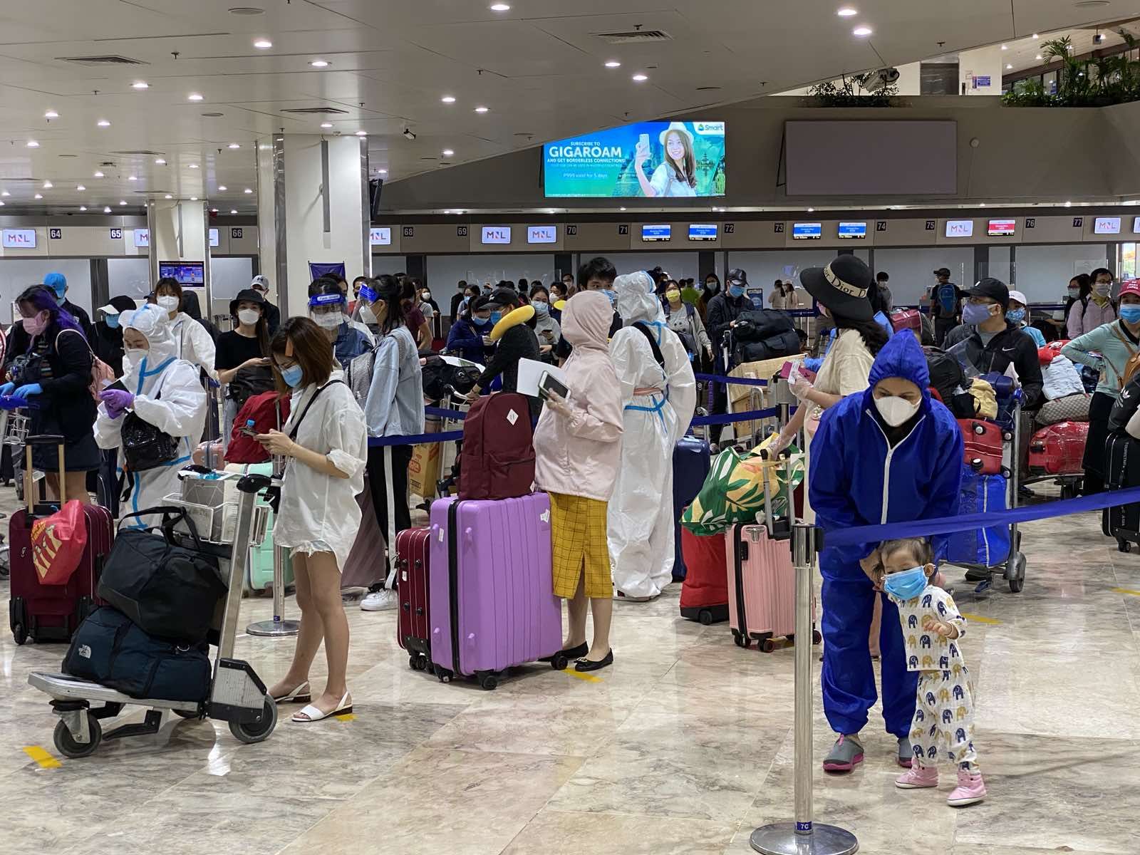 nearly 200 vietnamese citizens return home from philippines