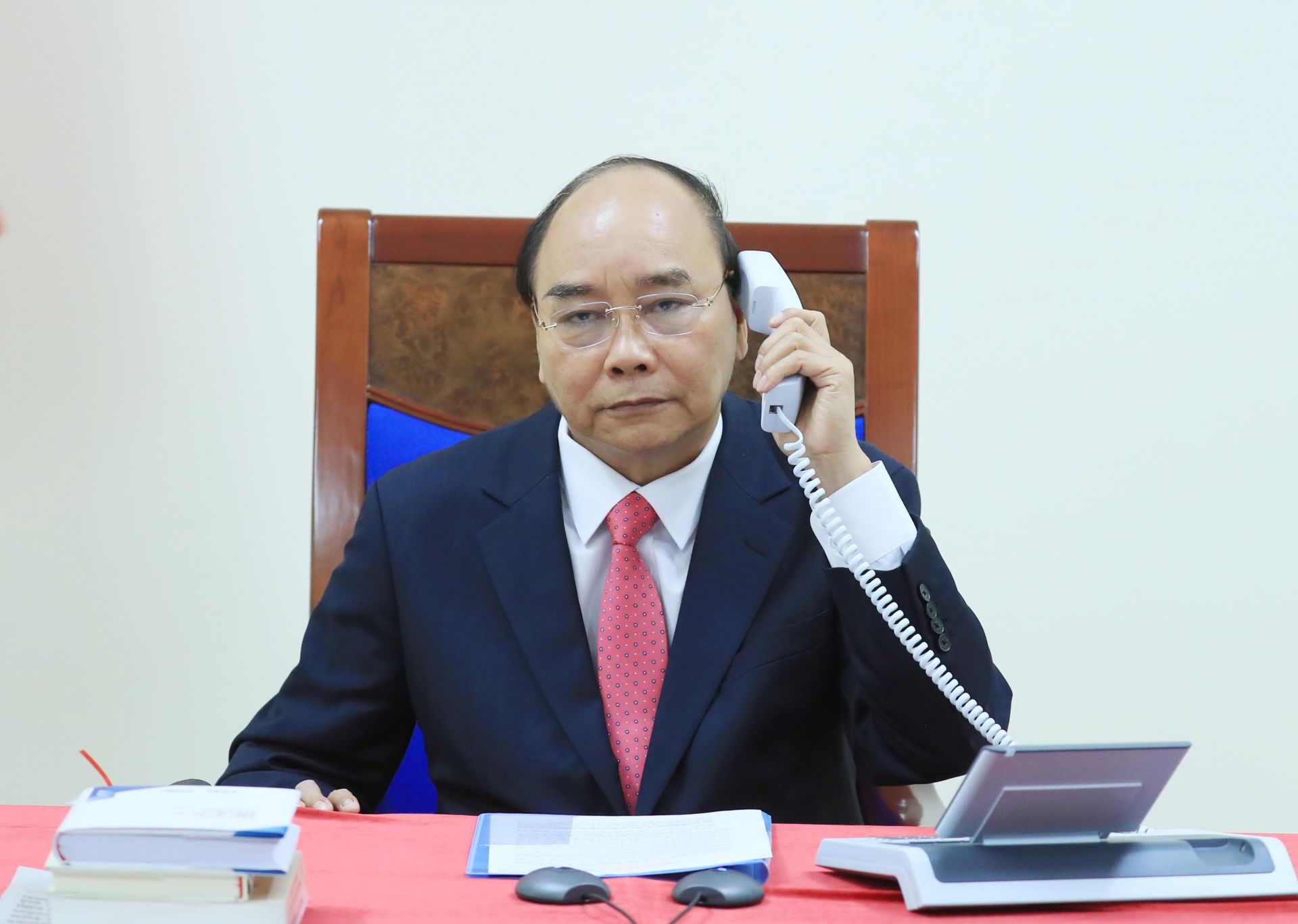 prime minister nguyen xuan phuc holds phone talk with singaporean counterpart
