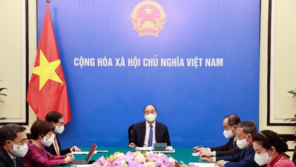 Vietnamese, French Presidents hold phone talks