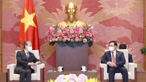 National Assembly Chairman Vuong Dinh Hue welcomes Chinese Ambassador