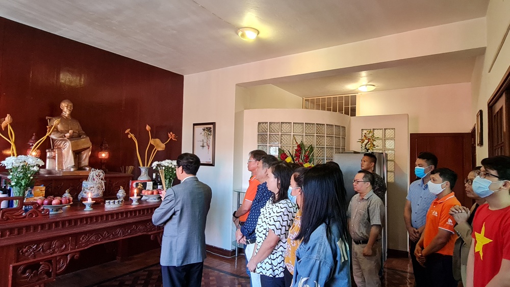 Đại sứ Lê Huy Hoàng cùng đại diện cộng đồng doanh nghiệp dâng hương tưởng nhớ Bác tại Trụ sở ĐSQ