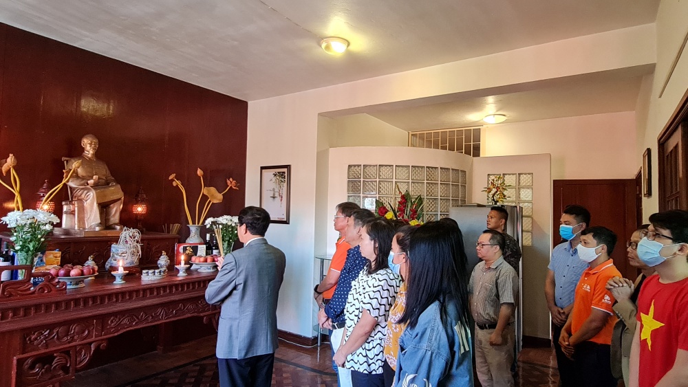 Đại sứ Lê Huy Hoàng cùng đại diện cộng đồng doanh nghiệp dâng hương tưởng nhớ Bác tại Trụ sở ĐSQ Đại sứ Lê Huy Hoàng cùng đại diện cộng đồng doanh nghiệp dâng hương tưởng nhớ Bác tại Trụ sở ĐSQ