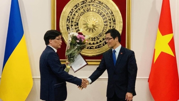 Appointment decision presented to Viet Nam’s Honorary Consul General in Ukraine’s Odessa