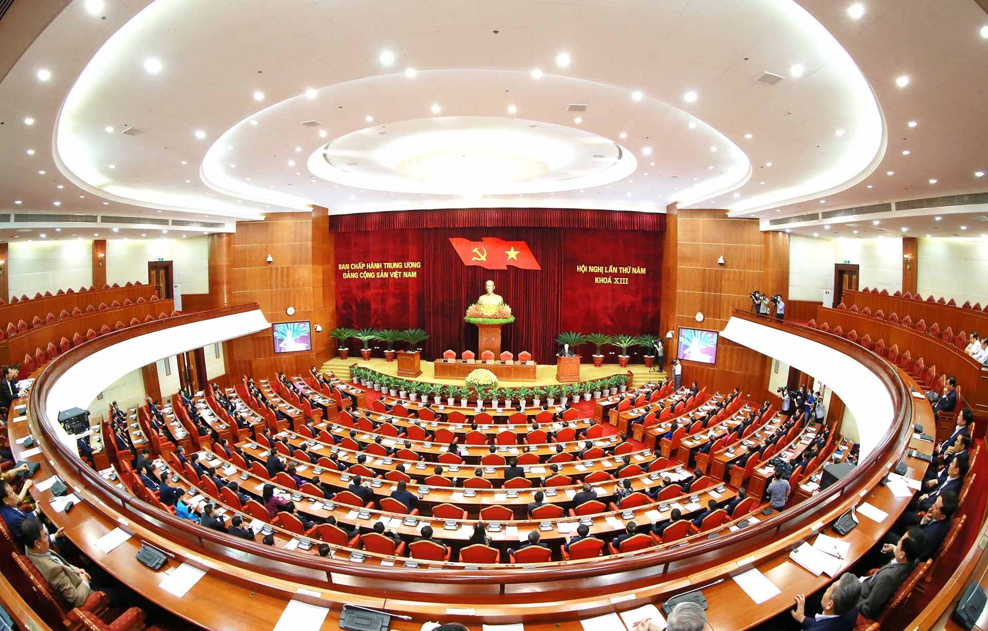 Fifth plenum of 13th Party Central Committee wraps up