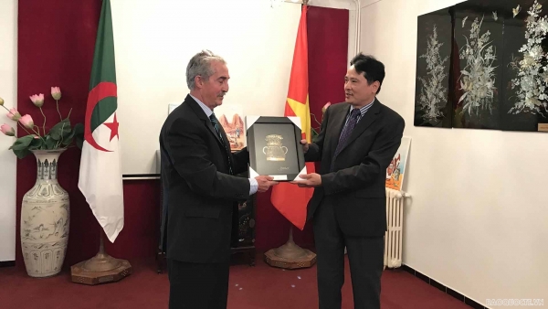 Đại sứ Nguyễn Thành Vinh chúc mừng đội tuyển Quán khí đạo Algeria
