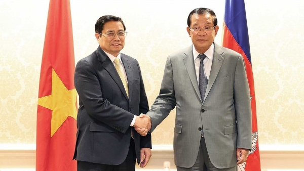 PM Pham Minh Chinh meets with his Cambodian counterpart Hun Sen in US