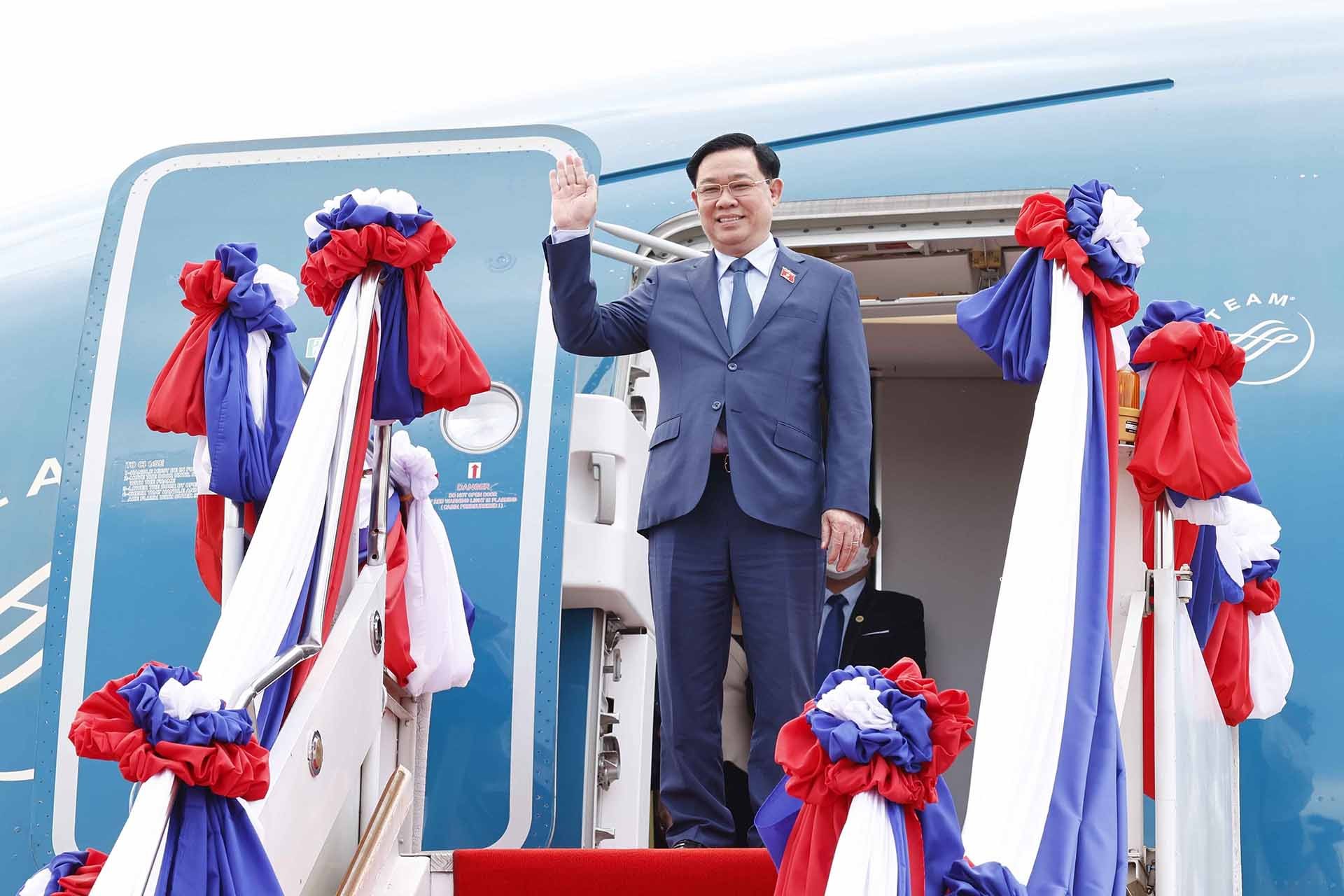 Chủ tịch Quốc hội Vương Đình Huệ tại sân bay quốc tế Wattay ở Thủ đô Vientiane. (Nguồn: TTXVN)