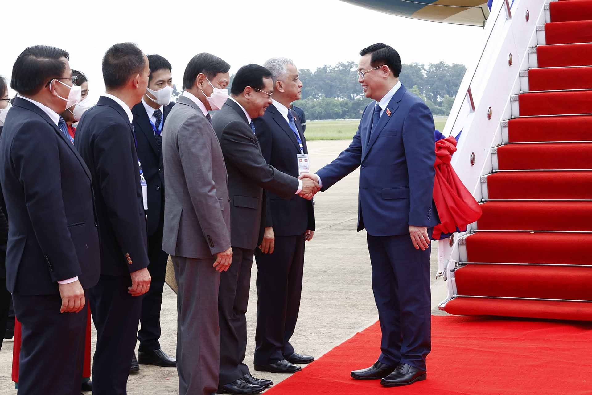Lễ đón Chủ tịch Quốc hội Vương Đình Huệ tại sân bay quốc tế Wattay ở Thủ đô Vientiane. (Nguồn: TTXVN)