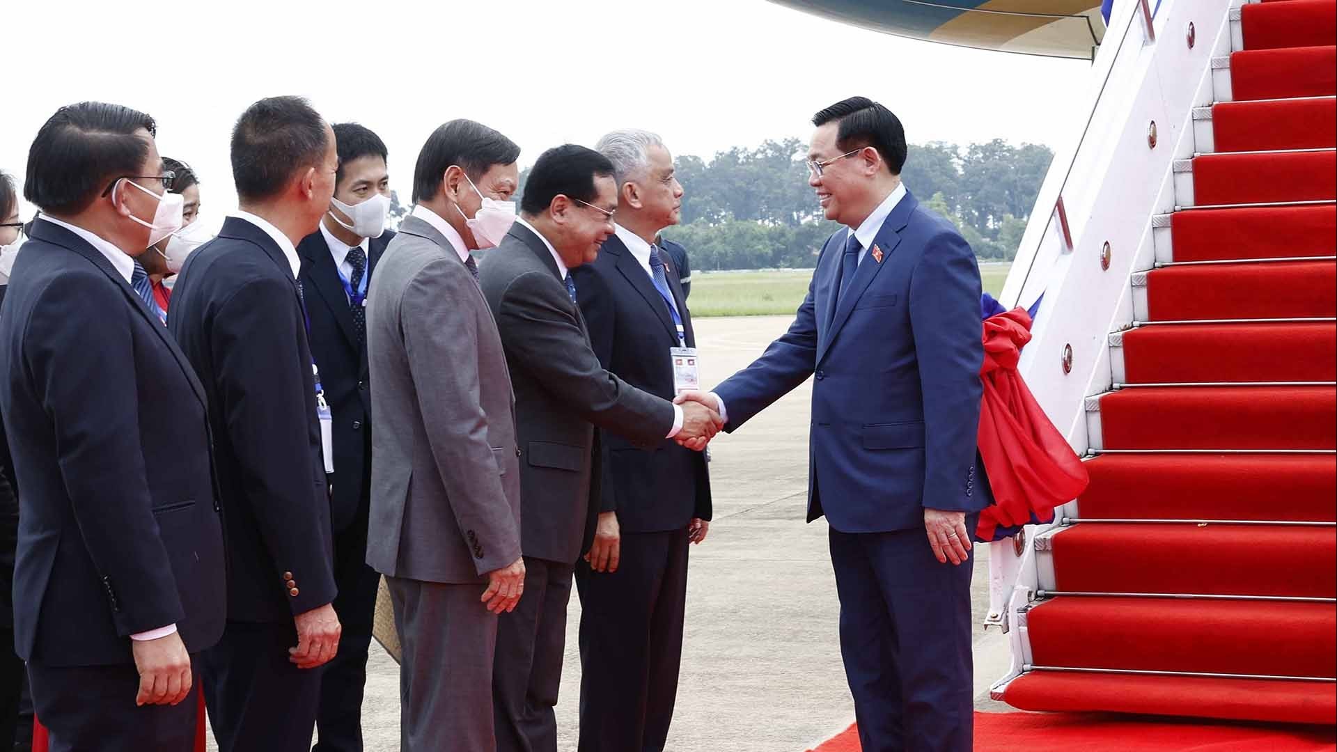 Lao newspaper spotlights Vietnamese NA Chairman's official visit