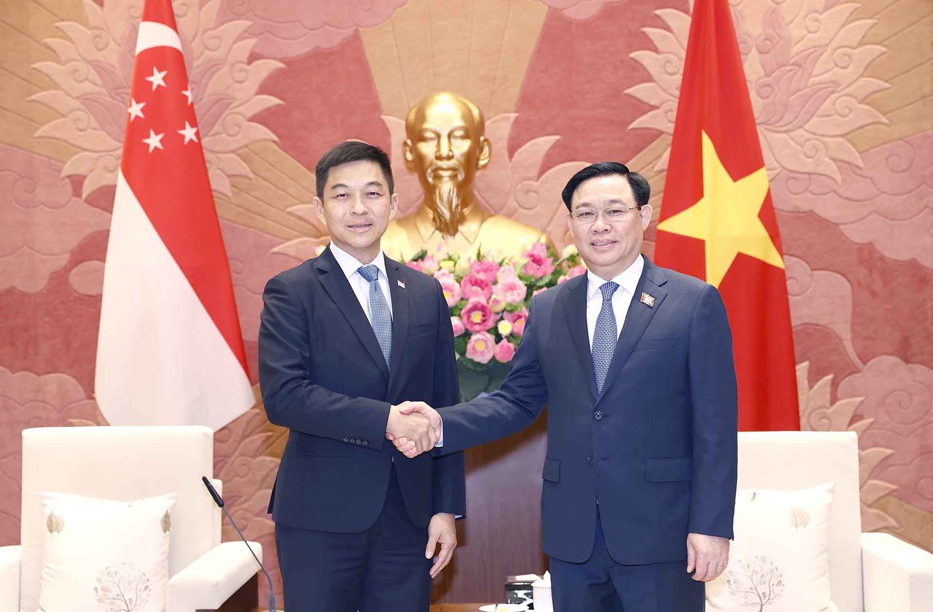 Chủ tịch Quốc hội Vương Đình Huệ và Chủ tịch Quốc hội Cộng hòa Singapore Tan Chuan-Jin chụp ảnh chung. (Nguồn: TTXVN)