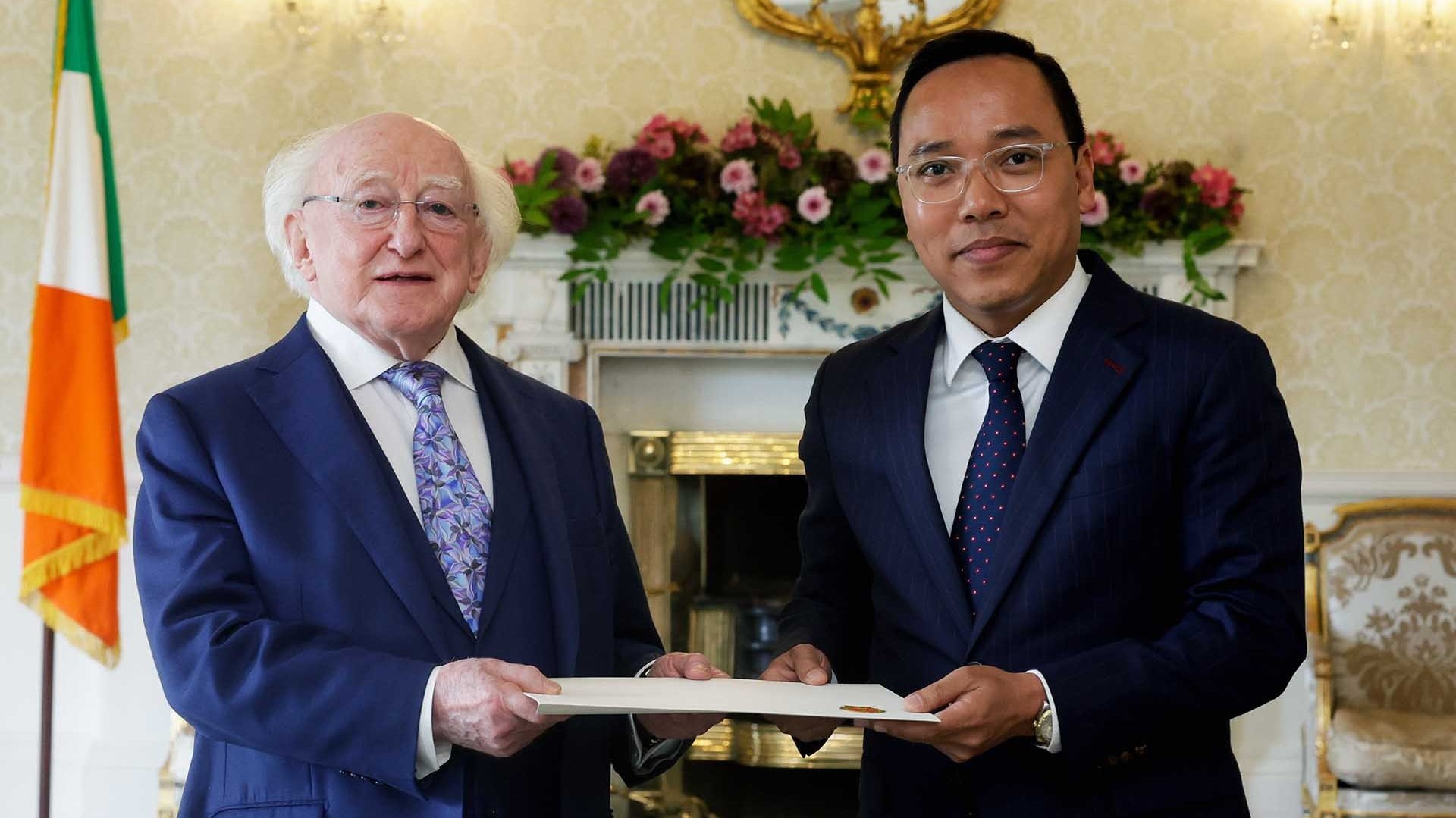 Ambassador Nguyen Hoang Long presents his credential letter to Irish President